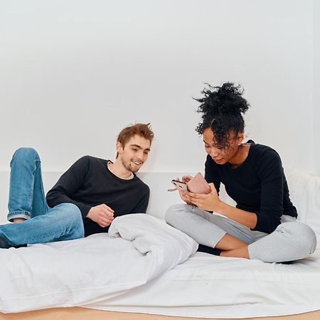 Mije Marais Hostel Paris Exterior foto A couple using their smartphones