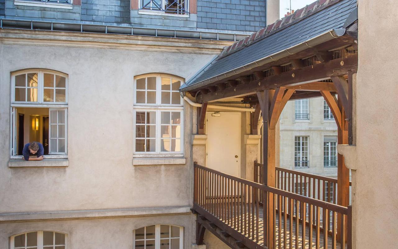 Mije Marais Hostel Paris Exterior foto The courtyard of the Hôtel de Beauvais