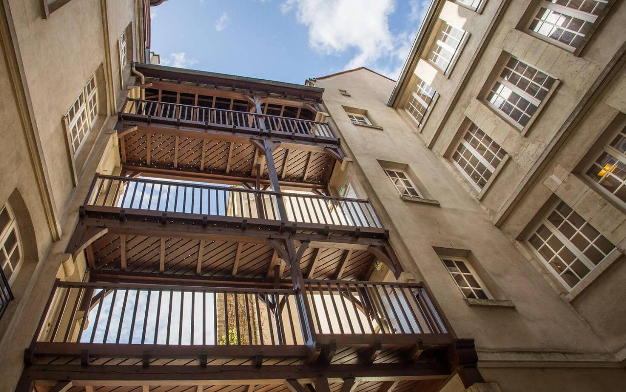 Mije Marais Hostel Paris Exterior foto The courtyard of the house