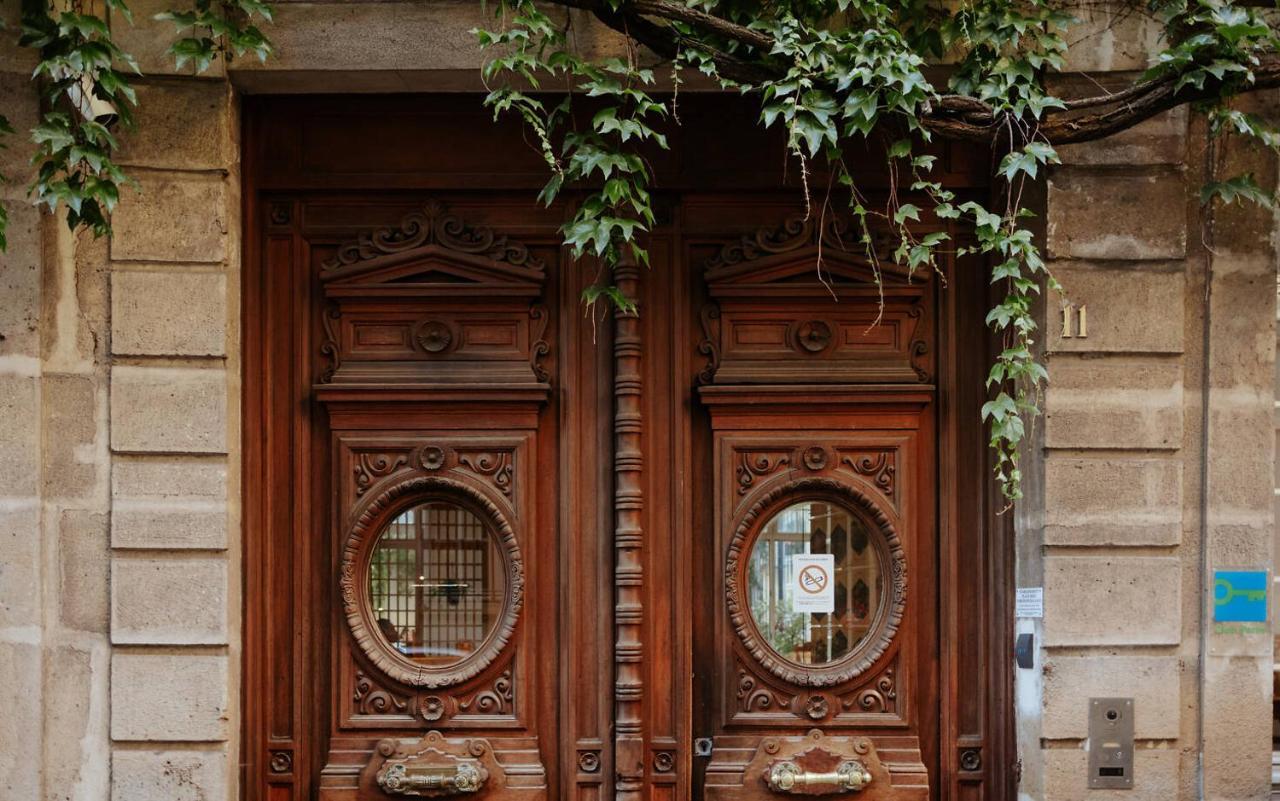 Mije Marais Hostel Paris Exterior foto The door of the house of the composer