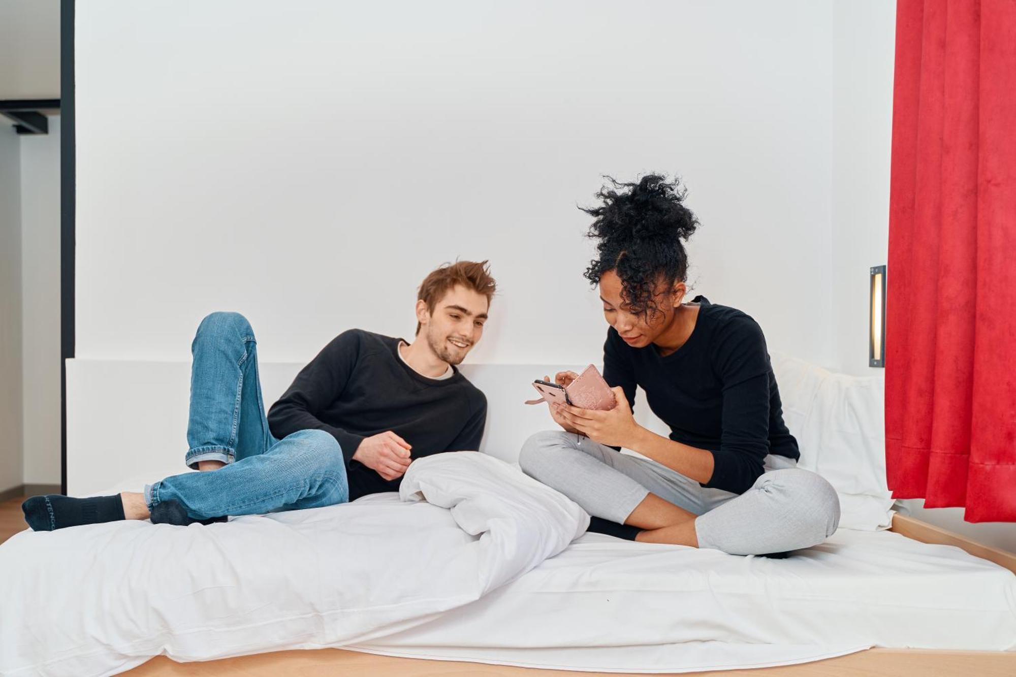 Mije Marais Hostel Paris Exterior foto A couple using their smartphones