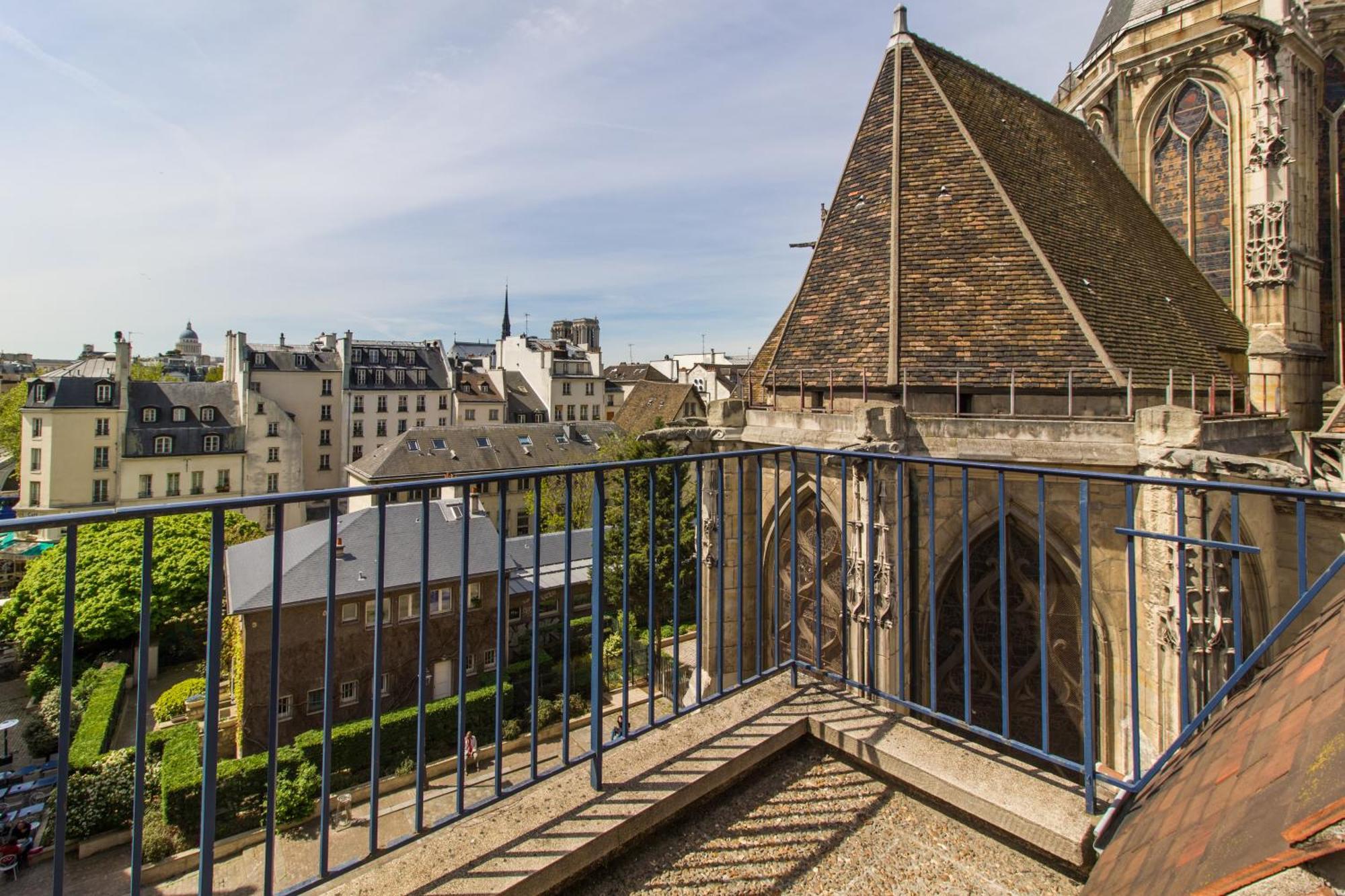 Mije Marais Hostel Paris Exterior foto The roof of the church