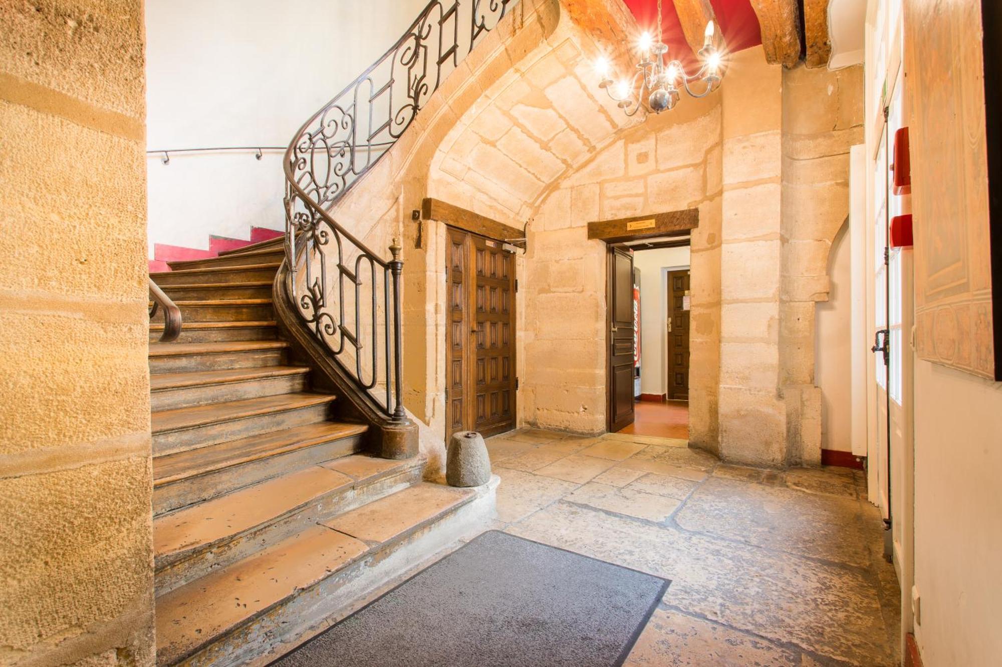 Mije Marais Hostel Paris Exterior foto Entrance of the museum