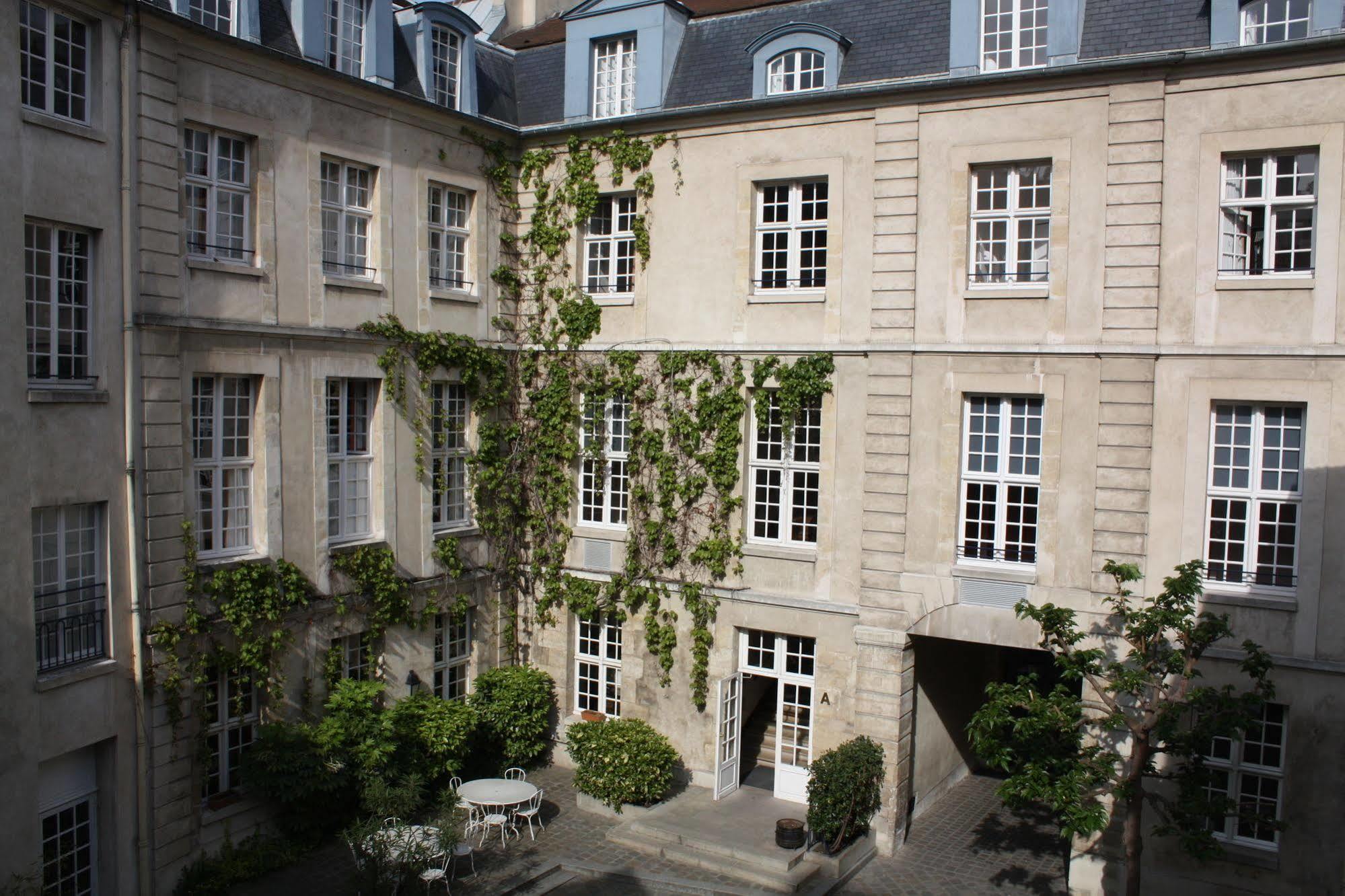 Mije Marais Hostel Paris Exterior foto Hôtel de Matignon, the seat of the French Ministry of the Interior