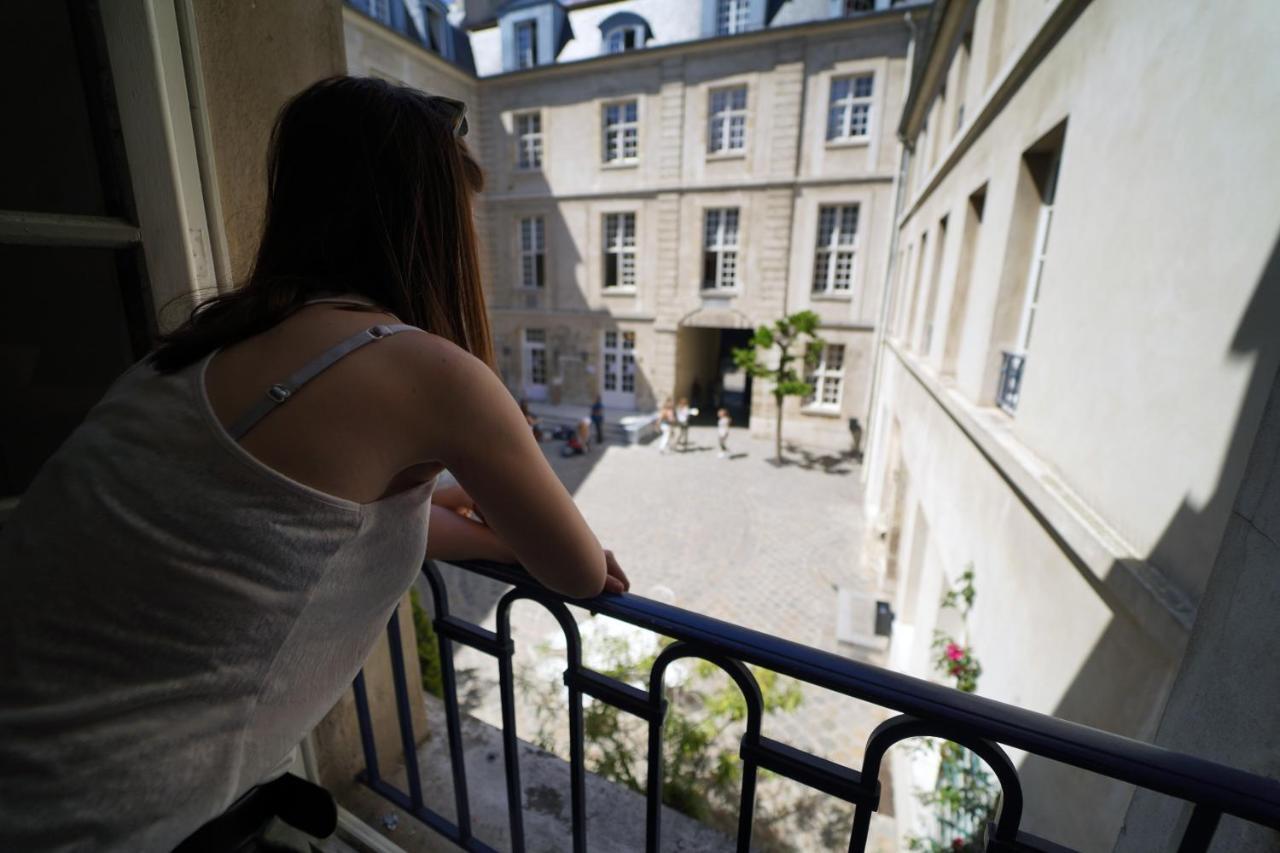 Mije Marais Hostel Paris Exterior foto A woman on a balcony